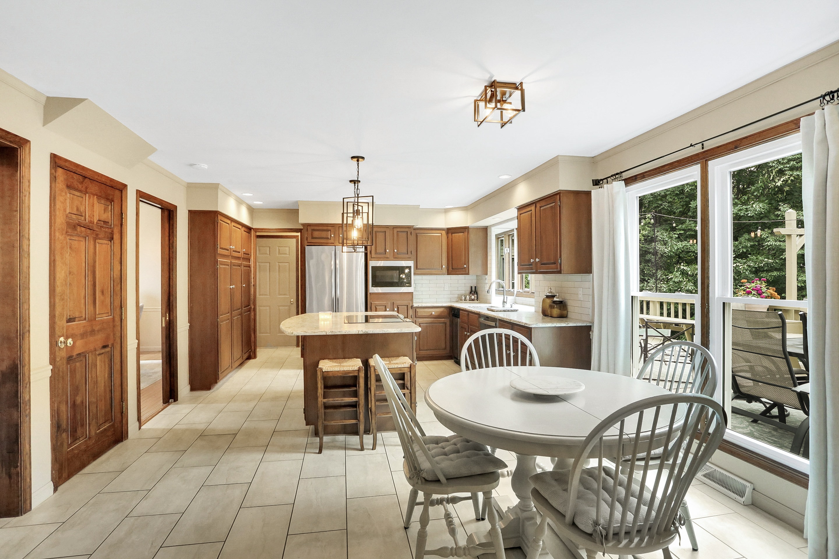 Kitchen & Dining
